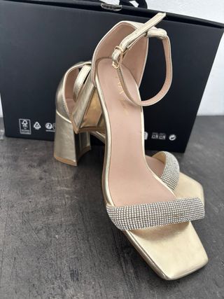 Scarpe con tacco medio, color oro e strass