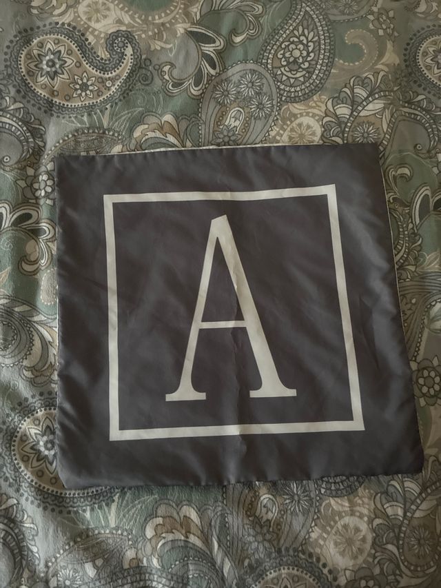 Funda cojín gris con letra A