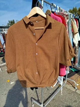 Camisa manga corta color arena. Manga abullonada 