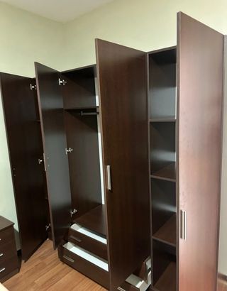 Armario de madera marrón