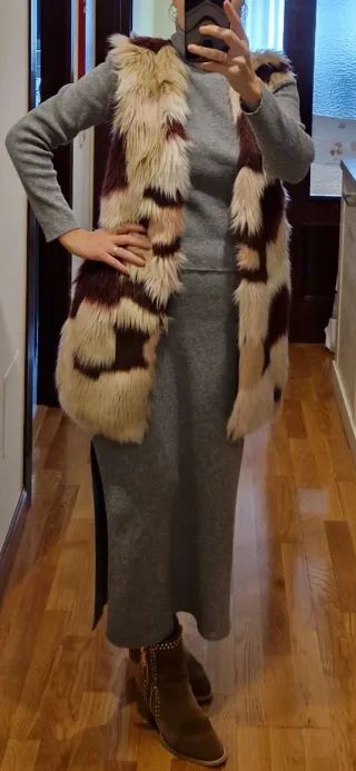 Chaleco efecto pelo beige y granate.