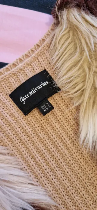 Chaleco efecto pelo beige y granate.