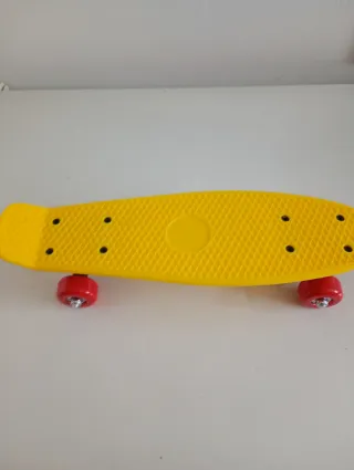 Monopatín amarillo para niños