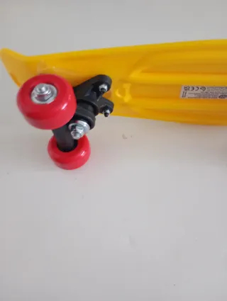 Monopatín amarillo para niños