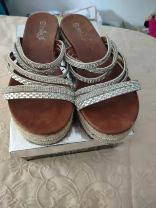 Sandalias plateadas con pedrería