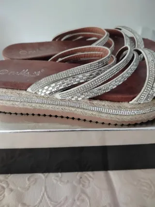 Sandalias plateadas con pedrería