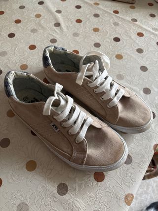 Zapatillas Beige y Blancas