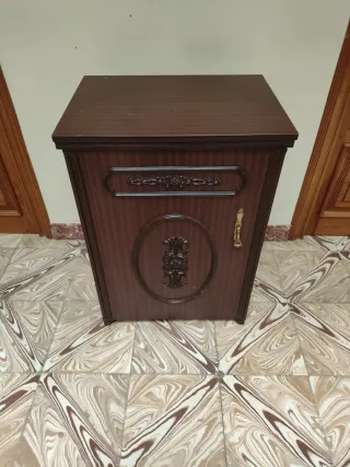 Máquina de coser antigua con mueble