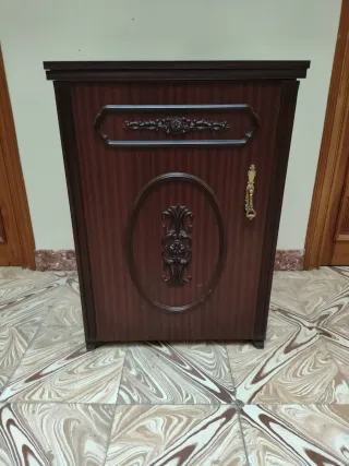 Máquina de coser antigua con mueble