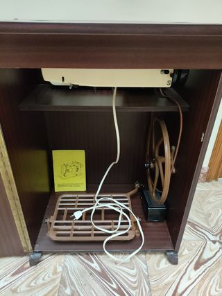 Máquina de coser antigua con mueble