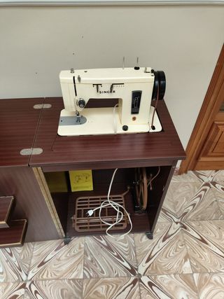 Máquina de coser antigua con mueble