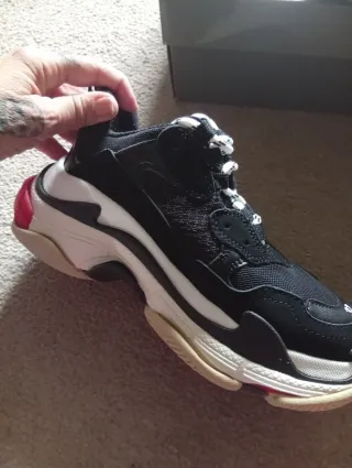 Deportivas negras y rojas