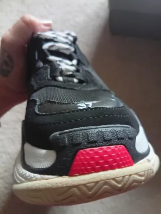 Deportivas negras y rojas