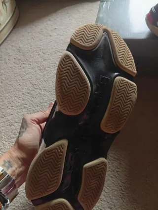 Deportivas negras y rojas