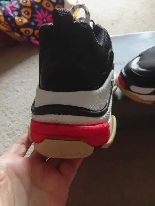 Deportivas negras y rojas