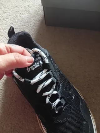 Deportivas negras y rojas