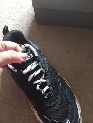 Deportivas negras y rojas