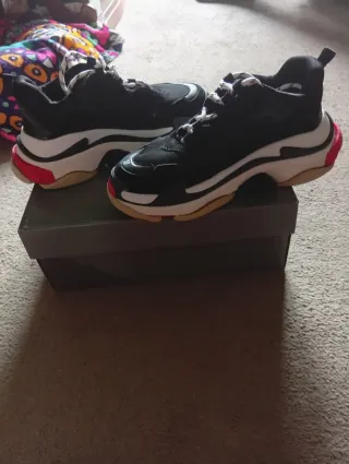 Deportivas negras y rojas