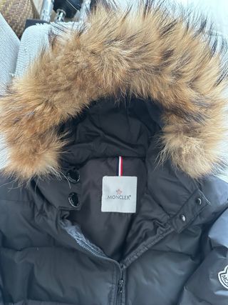 Abrigo Moncler Negro con Capucha de Pelo