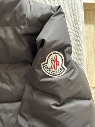Abrigo Moncler Negro con Capucha de Pelo