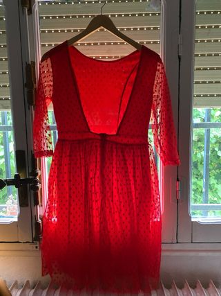 Vestido rojo de fiesta con lunares