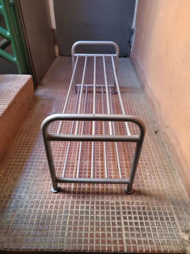 Zapatero metálico plateado