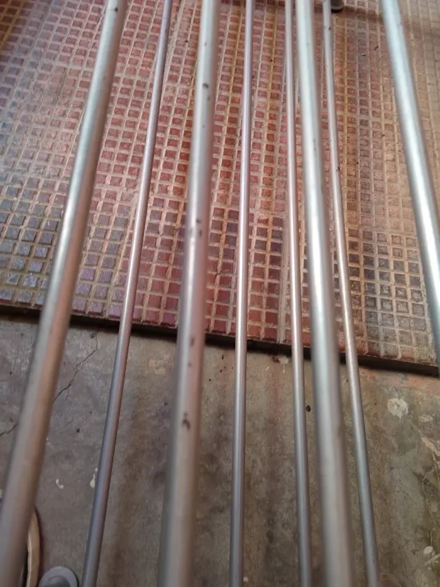 Zapatero metálico plateado