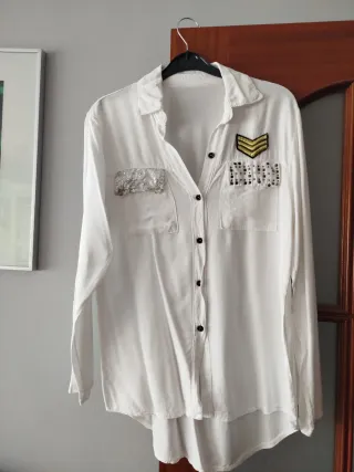 Camisa casual MUJER blanca con apliques. T: S/M