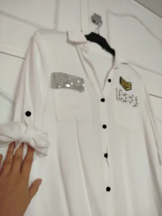 Camisa casual MUJER blanca con apliques. T: S/M