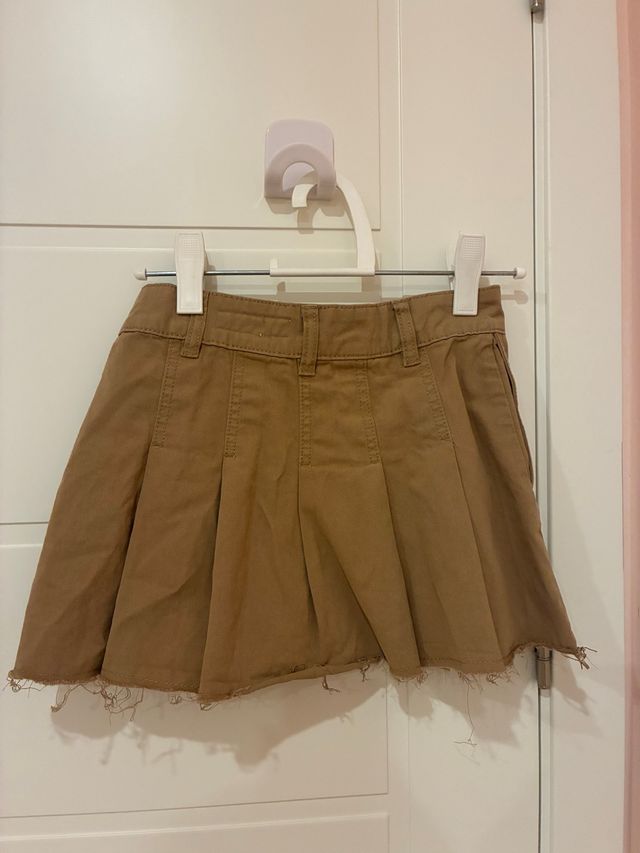 Falda corta marrón con vuelo