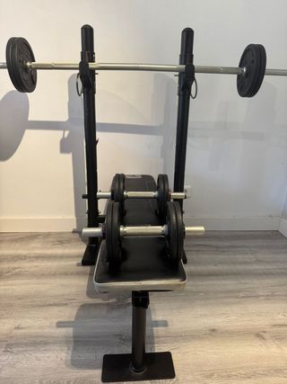 Banco de pesas con barra y mancuernas