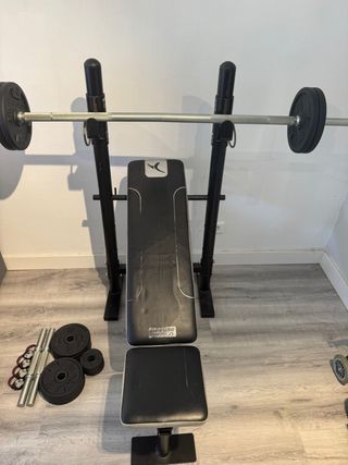 Banco de pesas con barra y mancuernas