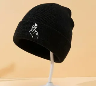 Cappello lana nero con cuore