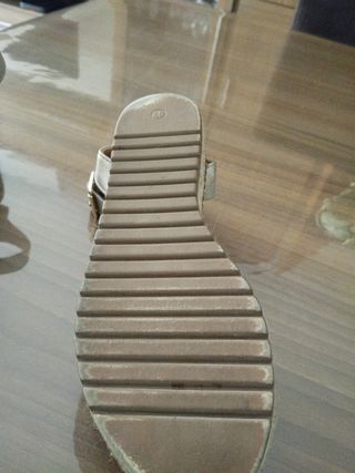 Sandalias doradas de cuña