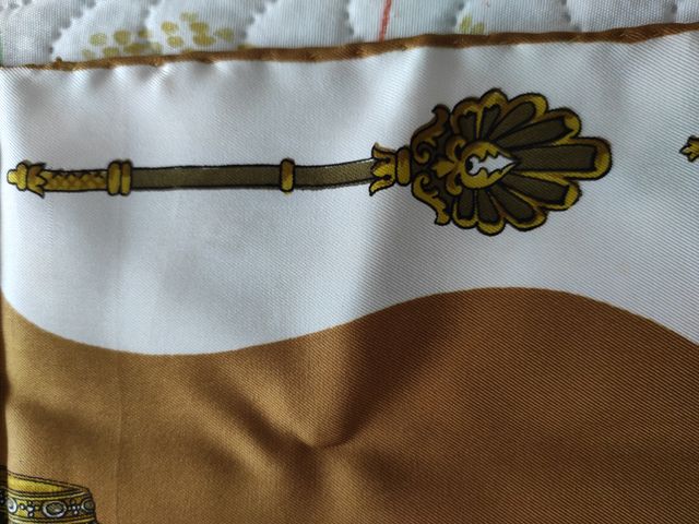 Pañuelo efecto seda marrón y dorado