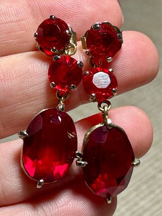 Pendientes largos dorados con cristal rojo
