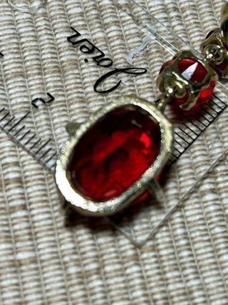 Pendientes largos dorados con cristal rojo