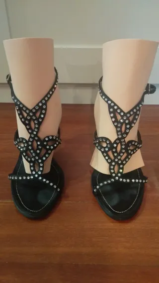 Sandalias de tacón negras con pedrería