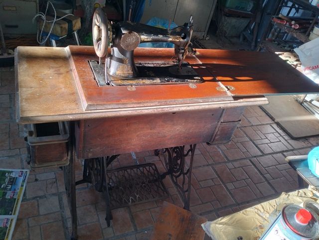 Macchina da cucire Singer antica