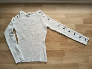 Jersey punto blanco con tachuelas doradas