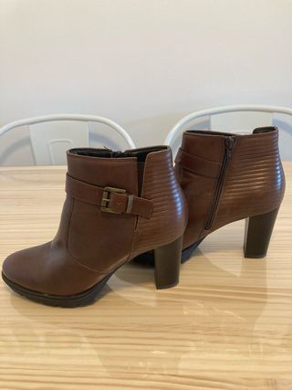 Botines de tacón marrones