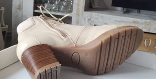 Botas mujer piel, color marfil, muy cómodas