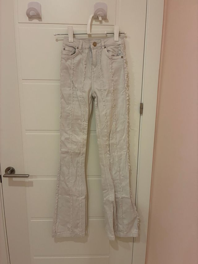 Pantalones campana blancos desgastados