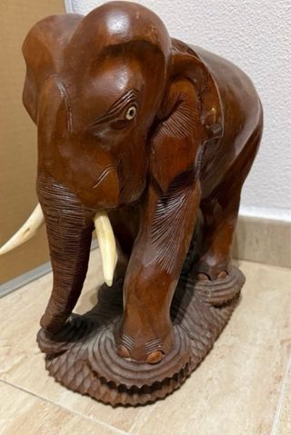 Elefante de madera tallado a mano