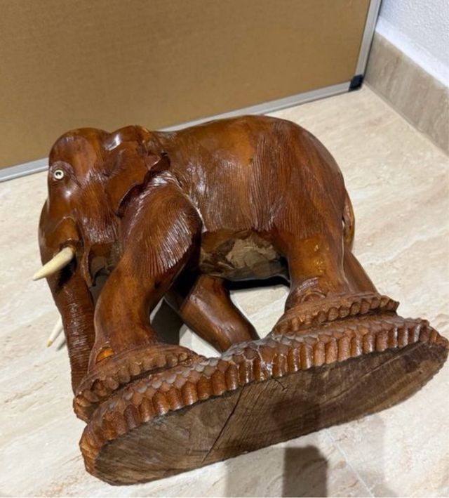 Elefante de madera tallado a mano