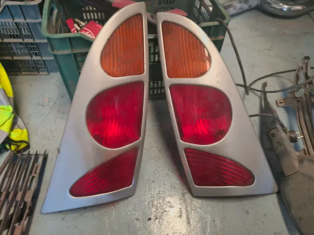 Pilotos Ford Focus MK1 Plateado