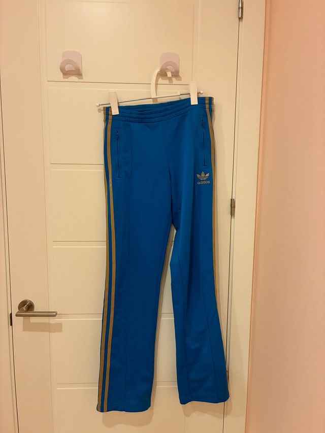 Pantalones Adidas Azules con Rayas Doradas