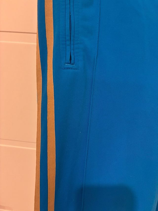 Pantalones Adidas Azules con Rayas Doradas
