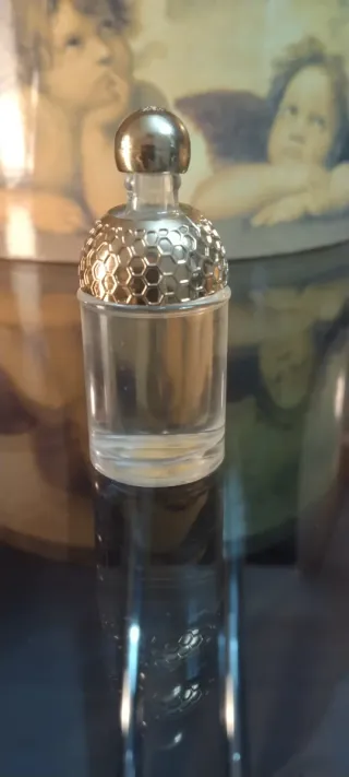 Colonia de lujo con tapa dorada