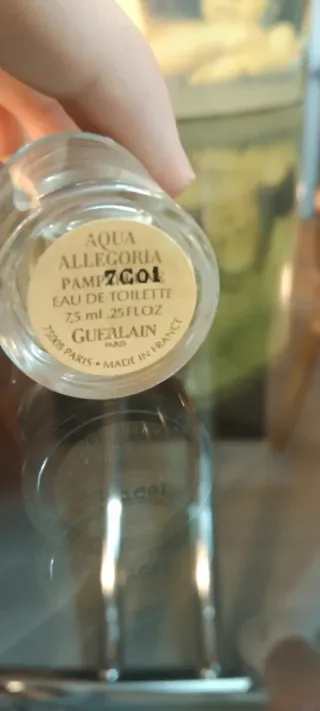 Colonia de lujo con tapa dorada